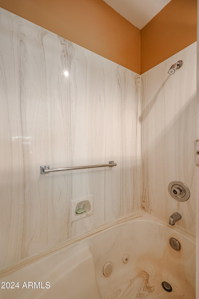 bathroom with tiled shower / bath