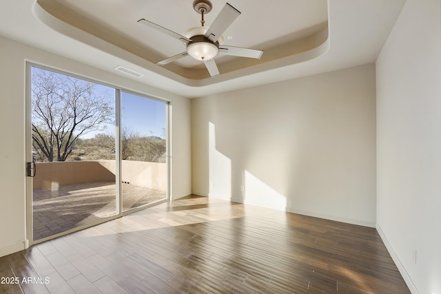 unfurnished room featuring a tray ceiling and ceiling fan