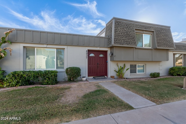 view of front of home featuring a front lawn