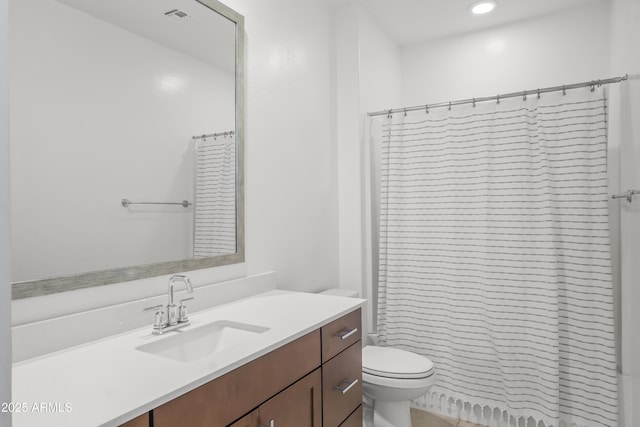 full bath featuring a shower with curtain, visible vents, vanity, and toilet