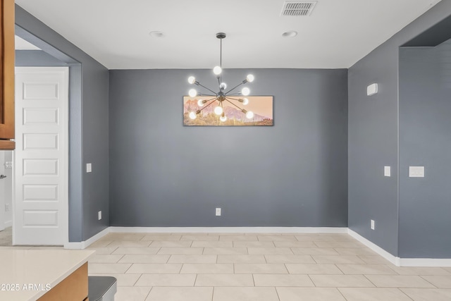 spare room featuring visible vents, baseboards, and an inviting chandelier