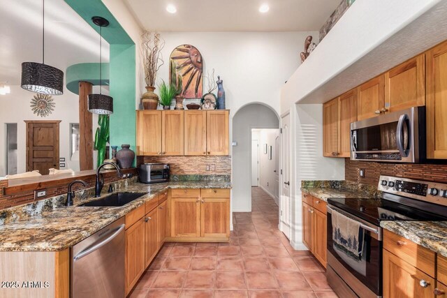 43014 N 12th St, New River, AZ 85087 - kitchen with stainless steel appliances, a sink, decorative backsplash, a peninsula, and recessed lighting