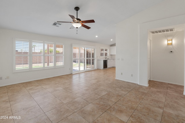 unfurnished room featuring light tile patterned floors and ceiling fan