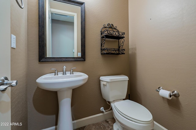 4120 E Woodside Way, Gilbert, AZ 85297 - bathroom with toilet and baseboards