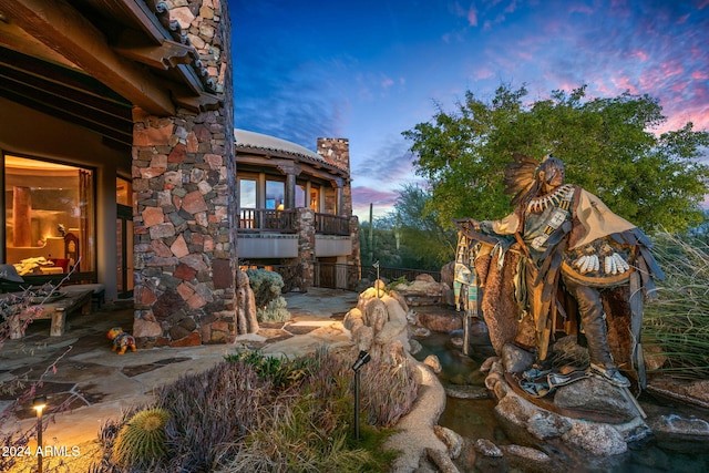 view of yard at dusk