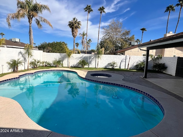 view of pool featuring a jacuzzi