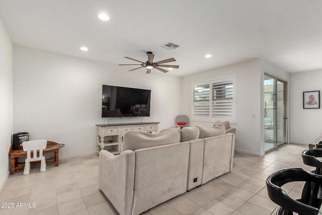 living area featuring recessed lighting, visible vents, baseboards, and ceiling fan