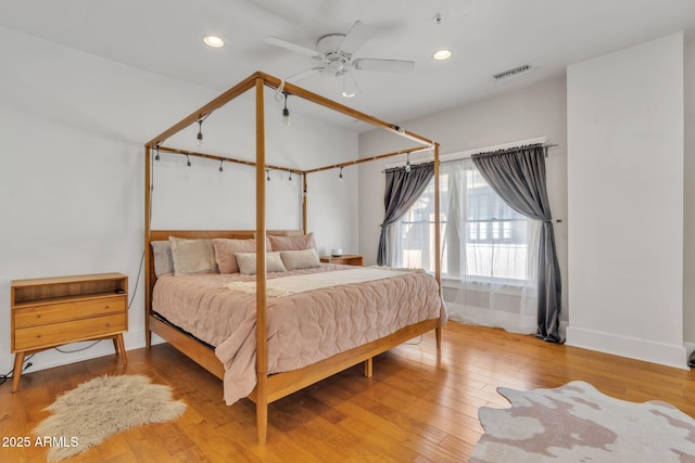 bedroom featuring ceiling fan, recessed lighting, visible vents, baseboards, and light wood-type flooring