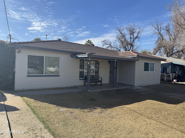 view of front of home featuring a patio and a front yard