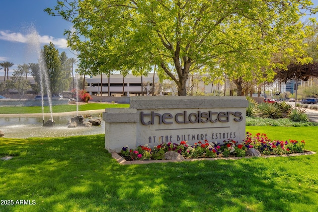 community sign with a lawn