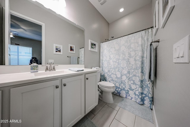 full bathroom featuring toilet, a shower with curtain, ceiling fan, and vanity