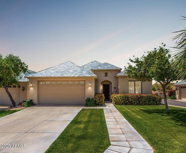 16540 E El Lago Blvd Unit 2, Fountain Hills, AZ 85268 - view of front facade featuring stucco siding, a garage, a front yard, and driveway