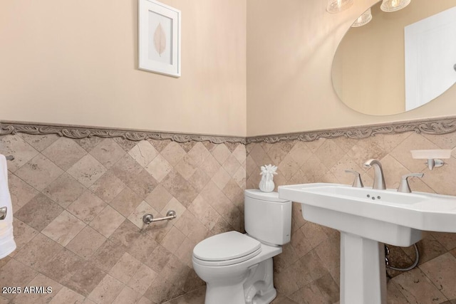 16540 E El Lago Blvd Unit 2, Fountain Hills, AZ 85268 - bathroom with toilet, wainscoting, and tile walls