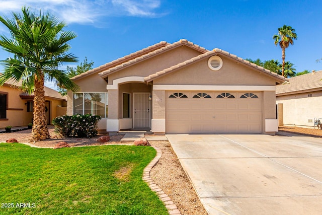 3940 E Heather Ct, Gilbert, AZ 85234 - view of front of home with stucco siding, driveway, a front yard, and a garage
