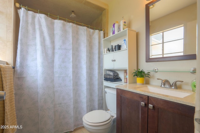 full bathroom featuring a shower with curtain, toilet, and vanity