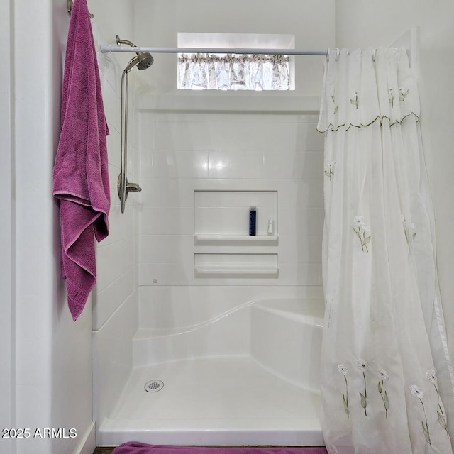 full bathroom featuring a shower with curtain