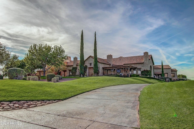 view of front of property with a front yard