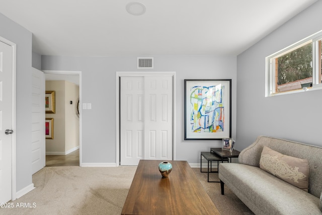 living area featuring carpet, visible vents, and baseboards