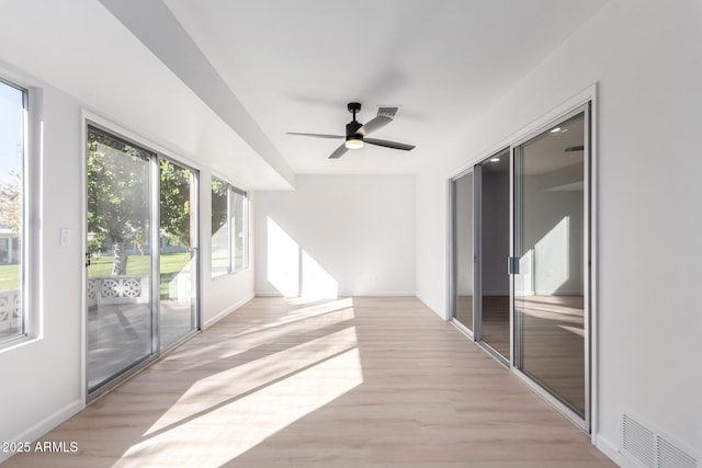 sunroom with ceiling fan