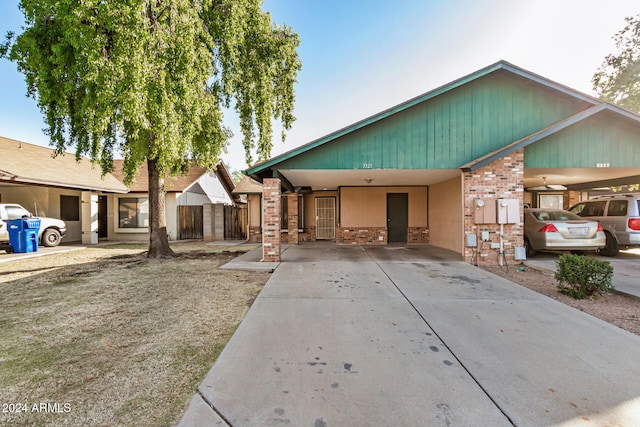 view of front of property featuring a carport