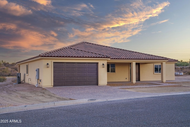 view of front facade featuring a garage