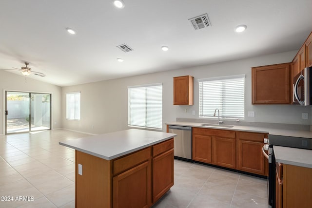 3847 W Yellow Peak Dr, San Tan Valley, AZ 85144 - kitchen featuring visible vents, stainless steel appliances, ceiling fan, and a sink