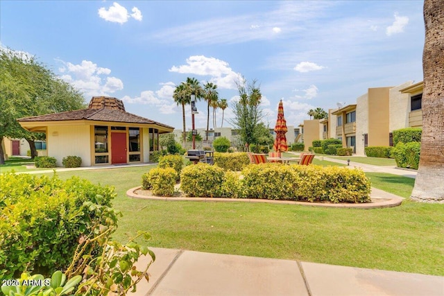 4620 N 68th St Unit 155, Scottsdale, AZ 85251 - surrounding community with a lawn
