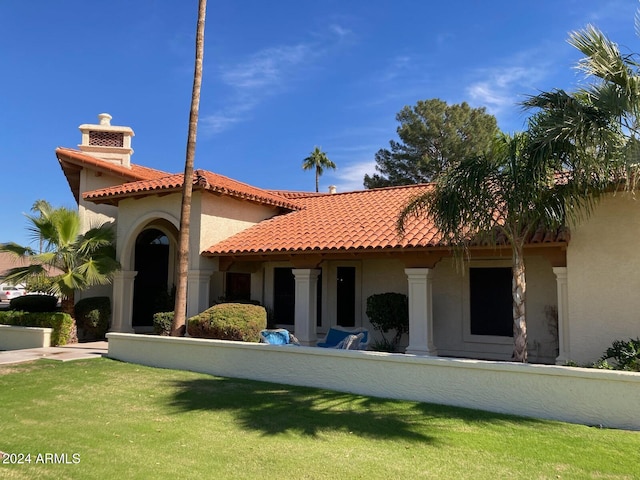 view of front of house with a front lawn