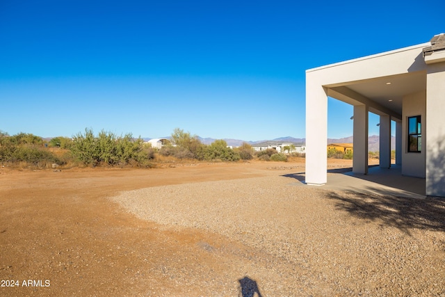 view of yard with a mountain view