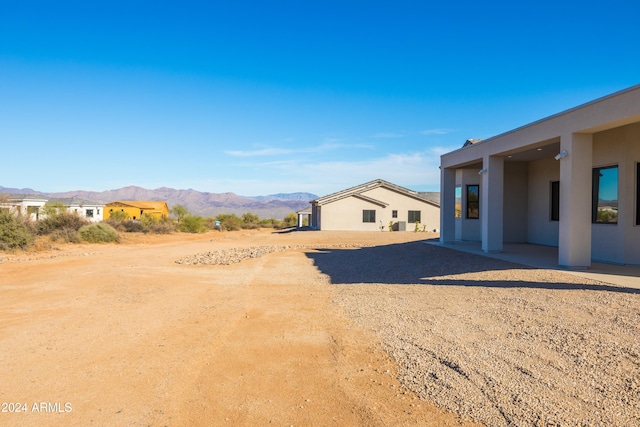 view of yard featuring a mountain view