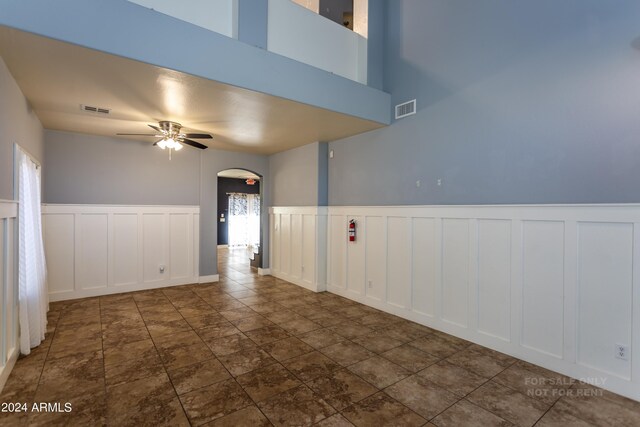 empty room featuring ceiling fan