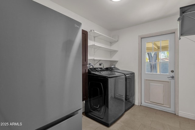 washroom featuring washing machine and clothes dryer