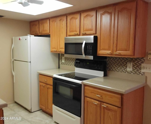 kitchen featuring decorative backsplash, white appliances, and ceiling fan