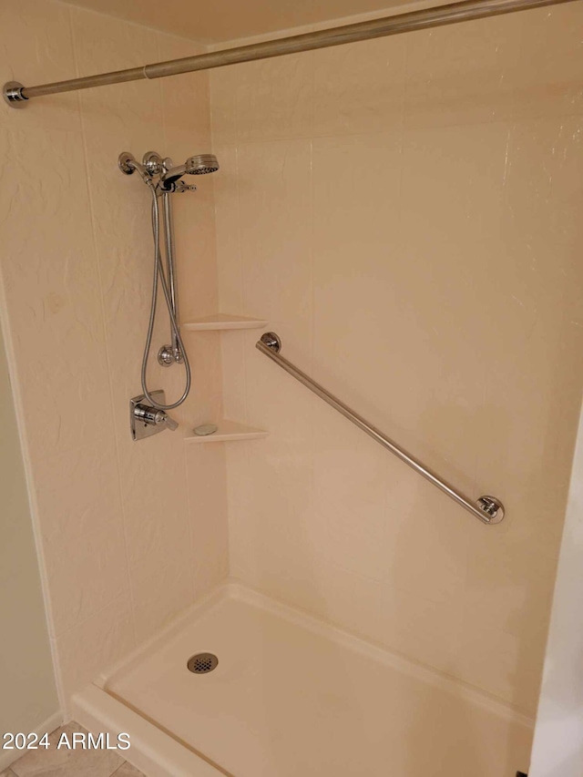 bathroom featuring tiled shower