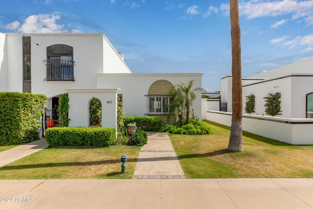 view of front of house with a front yard