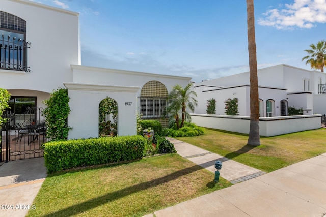 view of front of property featuring a front lawn