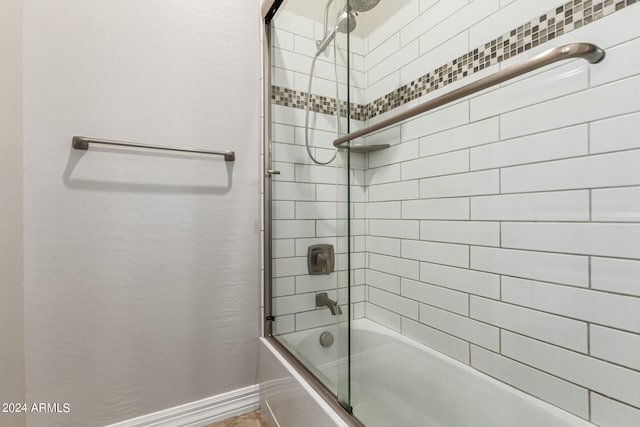 bathroom with enclosed tub / shower combo