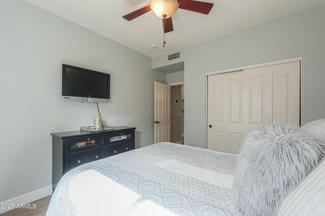 2218 E Anchor Dr, Gilbert, AZ 85234 - bedroom featuring wood finished floors, visible vents, a ceiling fan, a closet, and baseboards