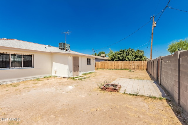 view of yard featuring a patio