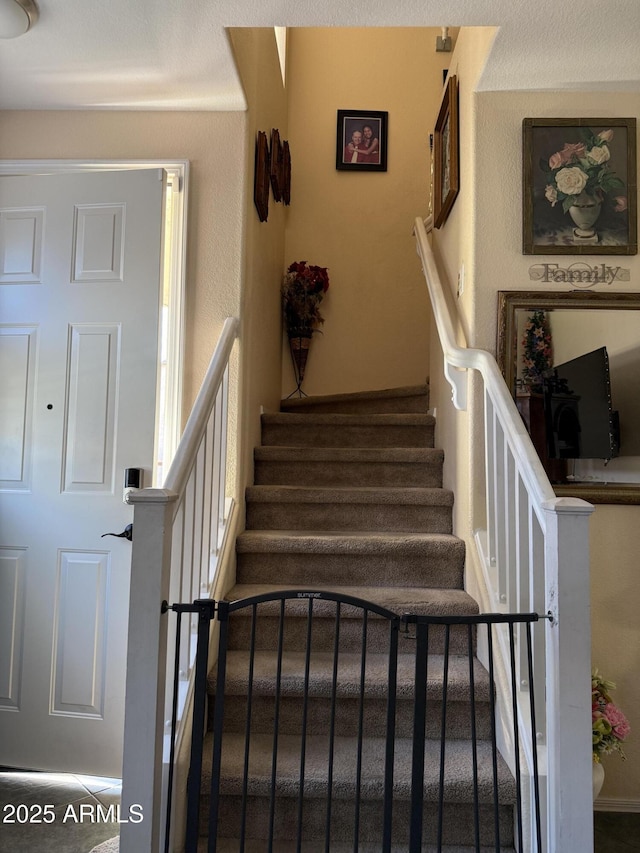 1448 E Mobile Ln, Phoenix, AZ 85040 - view of staircase
