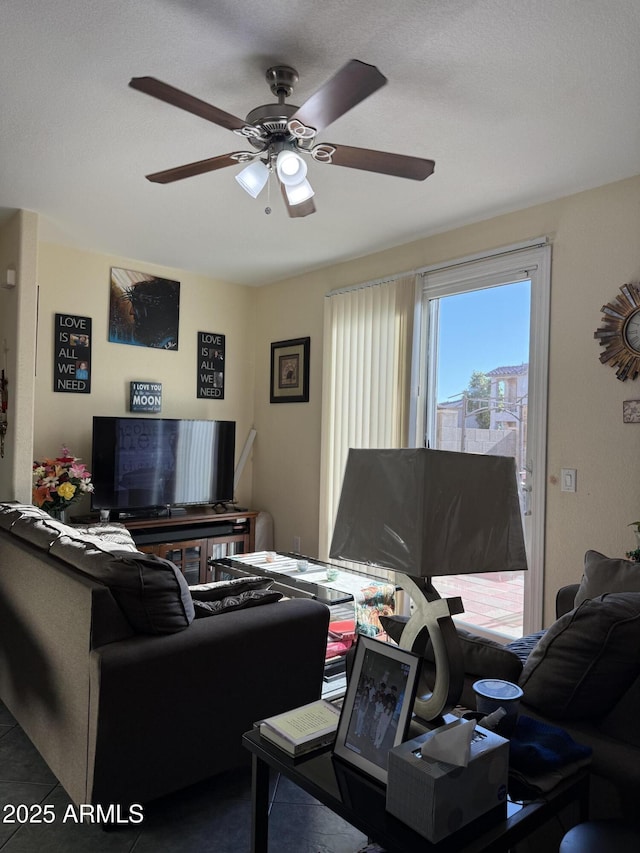 1448 E Mobile Ln, Phoenix, AZ 85040 - living area with a ceiling fan