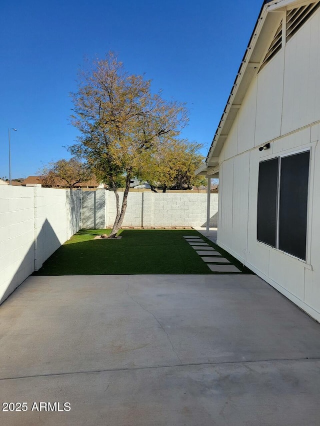 view of yard with a patio area