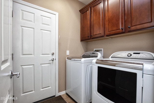 laundry room with tile patterned floors, cabinets, and independent washer and dryer