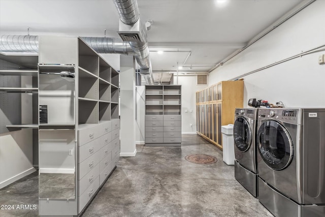 walk in closet with independent washer and dryer