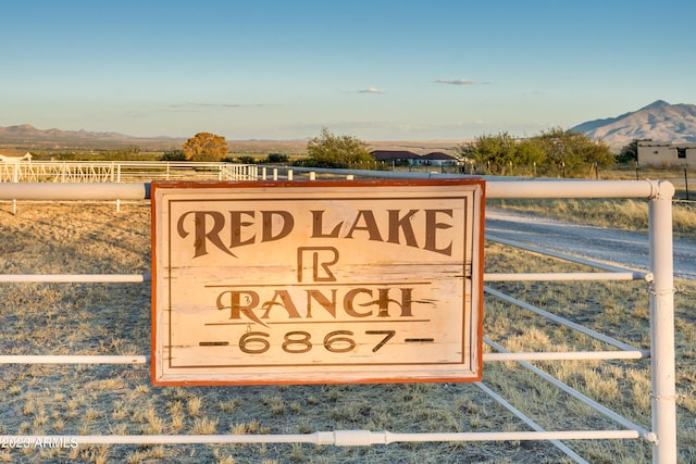 community / neighborhood sign featuring a mountain view