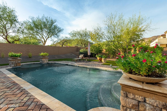 view of swimming pool