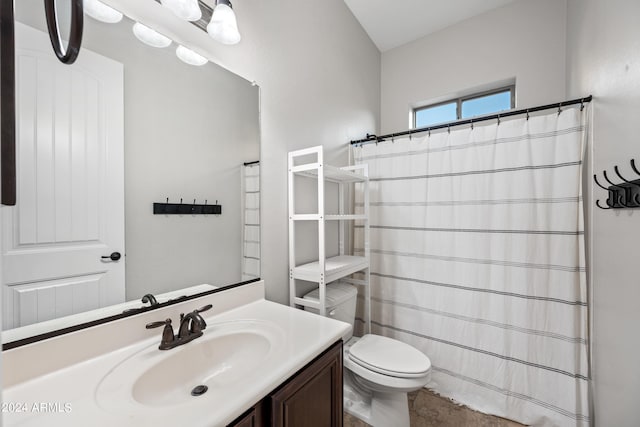 full bath featuring a shower with shower curtain, vanity, and toilet