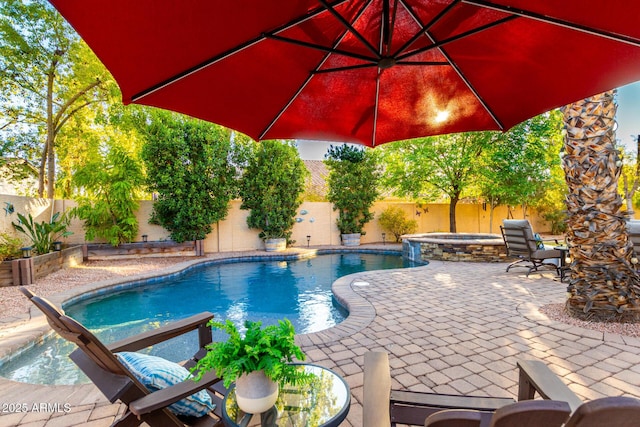 view of swimming pool with an in ground hot tub and a patio area