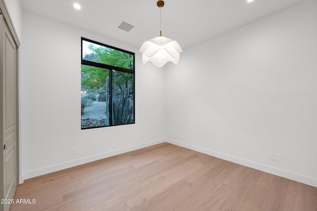 unfurnished room featuring light wood-style flooring, baseboards, visible vents, and recessed lighting