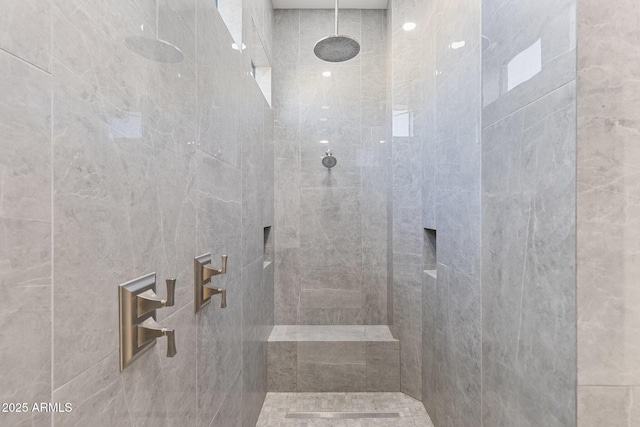 bathroom featuring a tile shower